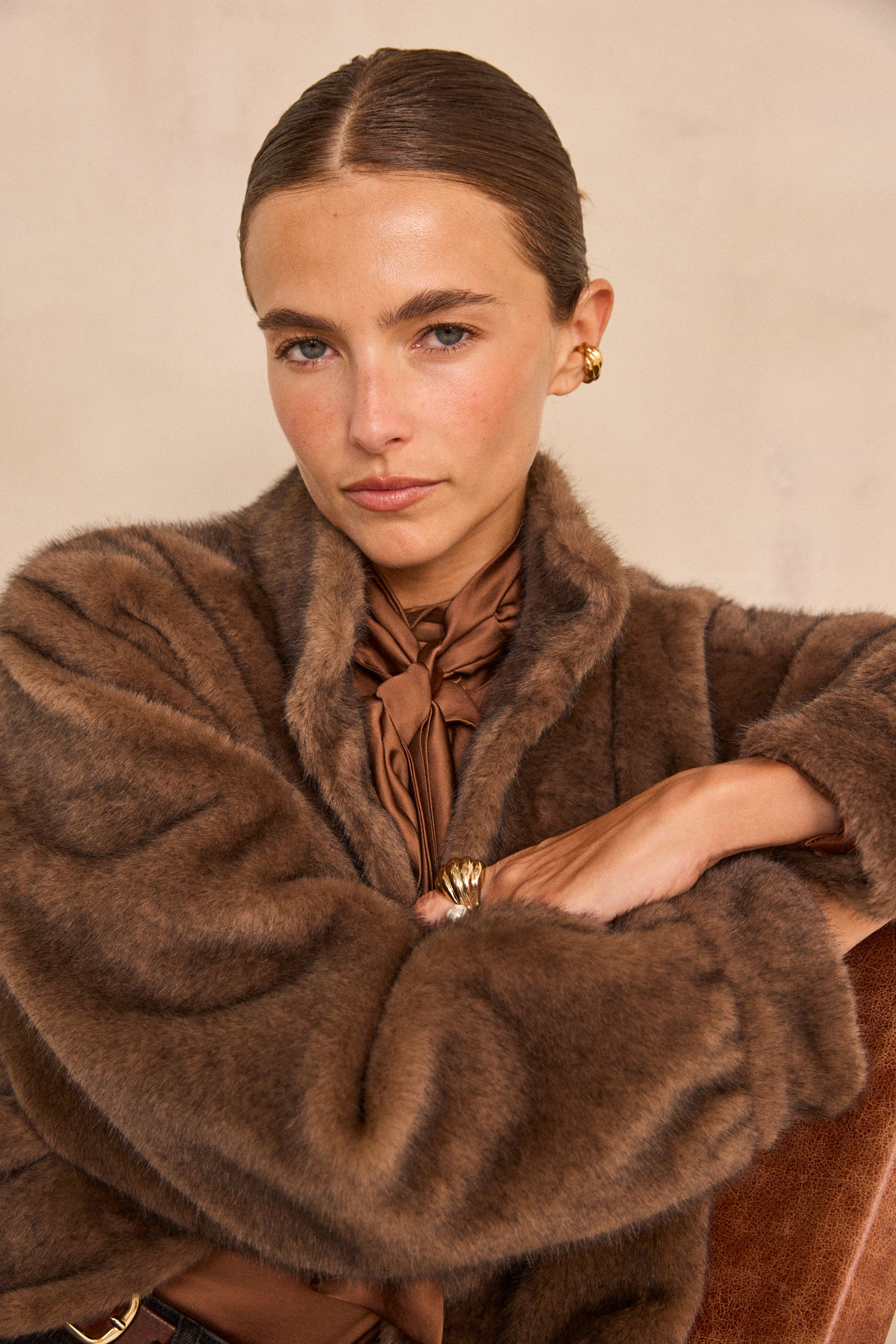Femme portant une veste en fausse fourrure marron et un foulard en satin